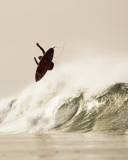 vanssurf:  ‪Taking the term ‘rise and shine’ quite literally. Tanner Gudauskas on an early morning flight near home.‬‪📷 Jimmicane ‬