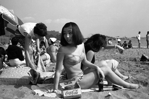 Beach goers relaxing at Isshiki Beach on May 31, 1964 in Hayama, Kanagawa, Japan