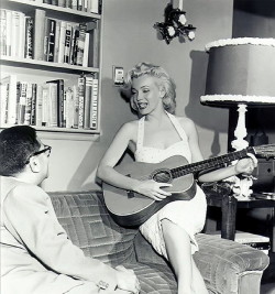 mrdillonsgirl:  Marilyn learning how to play