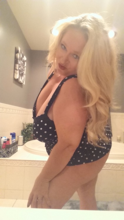 jasminedd:  Got my little nightie on, gonna take a bath, then chill out for awhile…sleep well my sweet tumblrs!! 🌜 😴 😚 