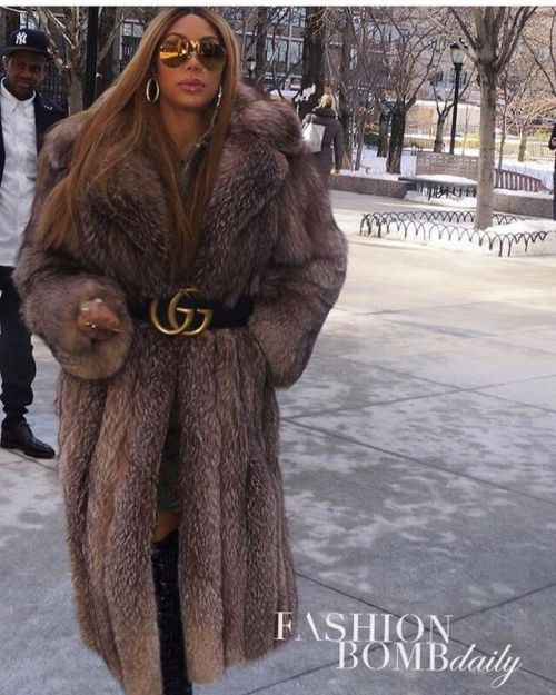 Fab looks! @tamarbraxton spied in NYC in a faux fur coat, @gucci belt and @louisvuitton shades. What