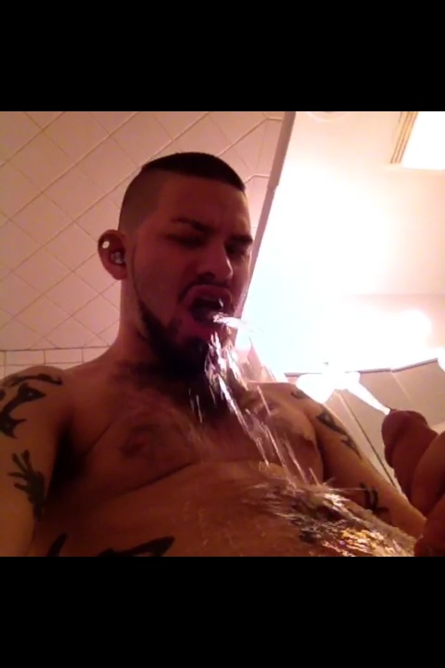 chitownslutchuck:  michaelphoenixxx:  self piss  Mmm 