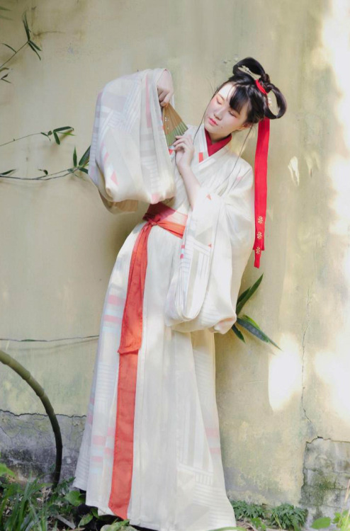 司南阁 traditional chinese fashion, hanfu | type: 交领齐腰襦裙jiāolǐng qíyāo rúqún (crossing collar waist-hig