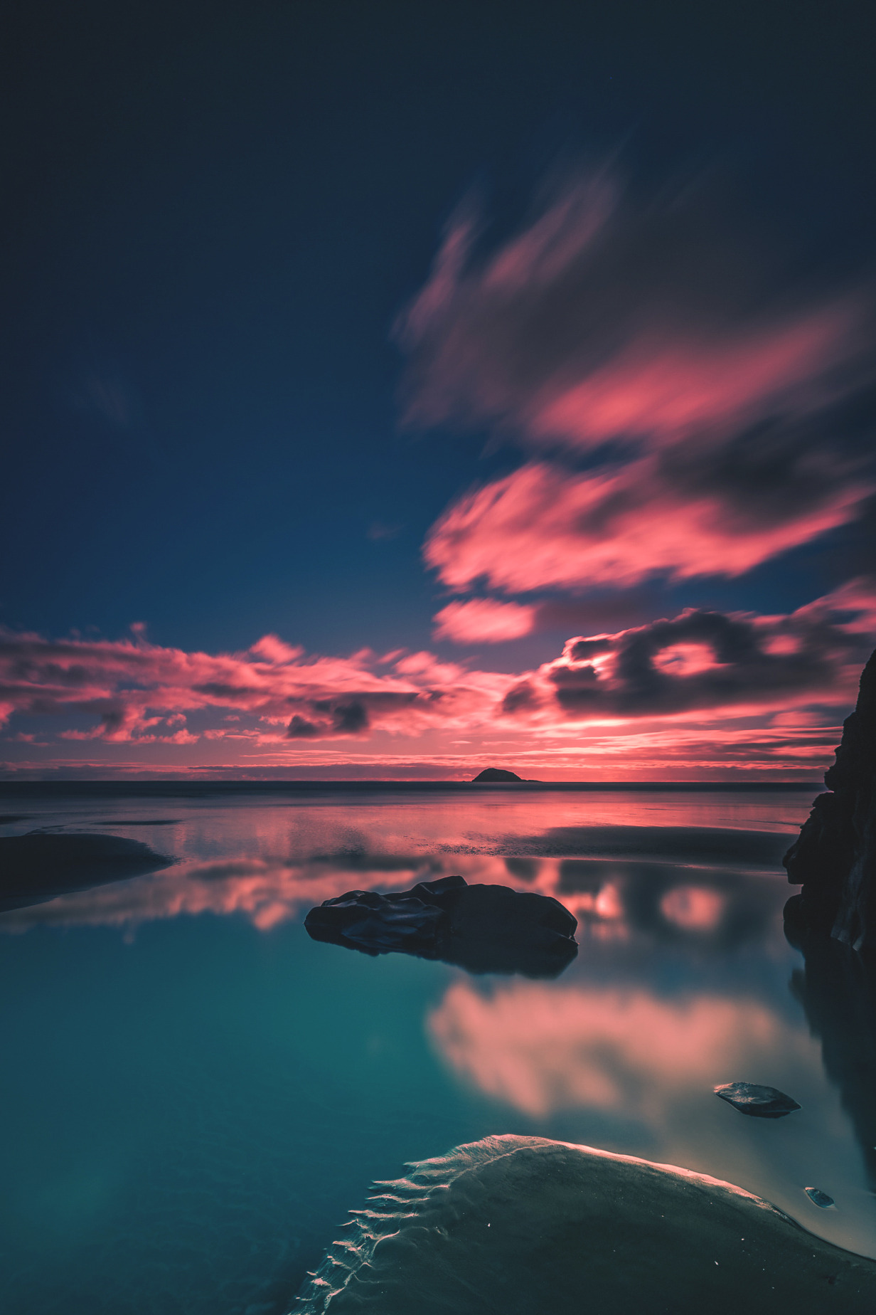 lsleofskye:  The reflections on the beach 