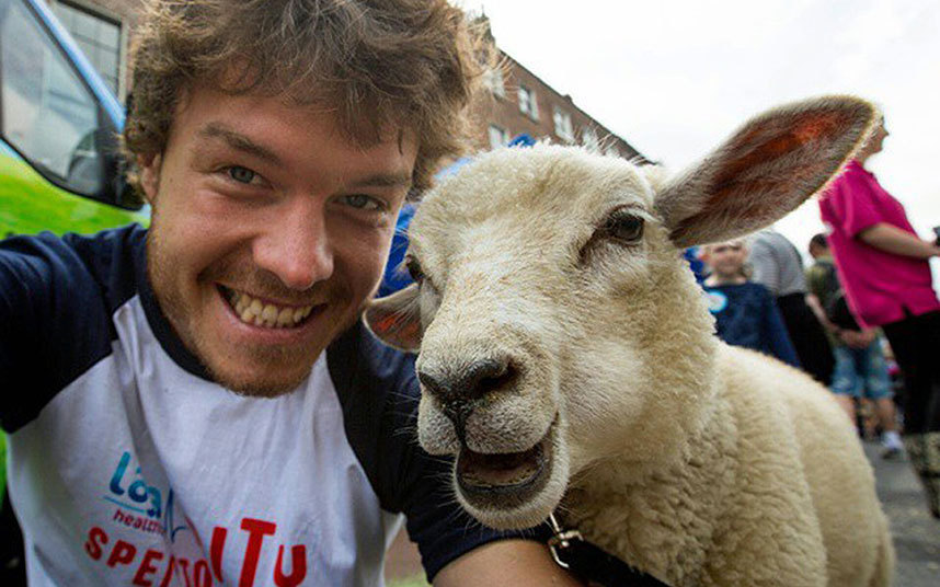 wtf-fun-factss:   Allan Dixon and the art of animal selfie - WTF fun facts 