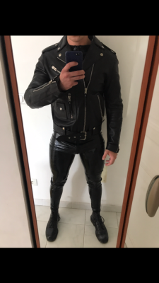 youngrubberboy: bdsmtwunk:  Me in rubber/leather