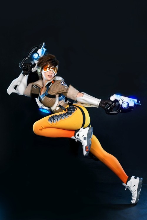 grimphantom2:  cosplayeverywhere:  Overwatch ~ Tracer  Dat cosplay Tracer   cosplay perfection <3 <3 <3