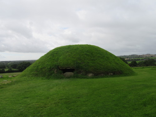 Knowth, Republic of IrelandThis was another morning bus ride out of Dublin to a Neolithic site. The 