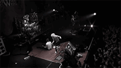 diabolos20:  Toshiya gives a hand to Kyo~~