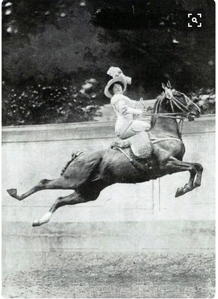 victoriansunposed: Riding a horse sidesaddle..in a corset. C.1900