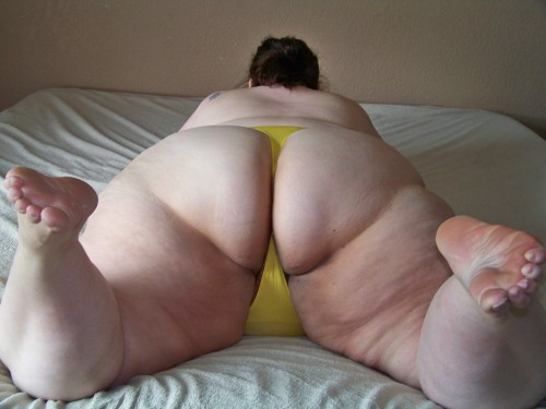 sensual-curves:For those special followers that love BBW butt and BBW Feet!!