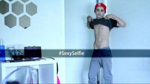 male-celebs-naked:  Sam Pottorff 2See more here