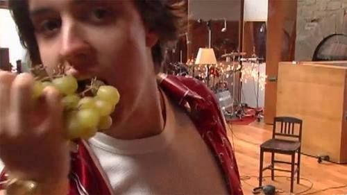 thestrokesdoingthings:Julian Casablancas eats some grapes. Wildy.