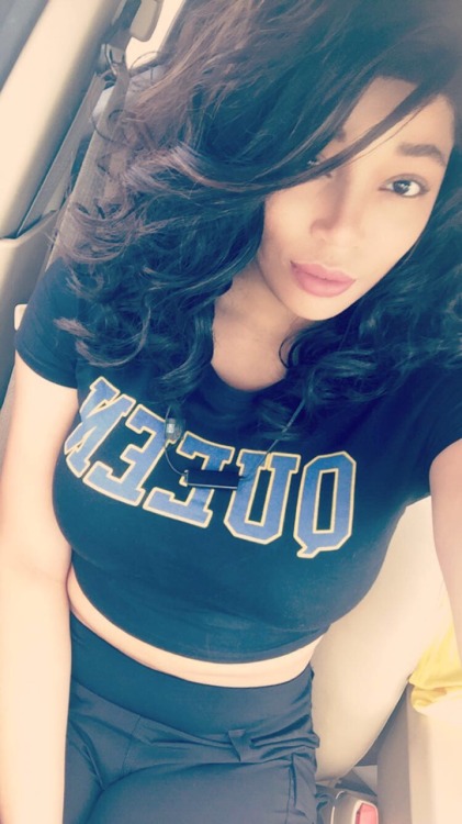 becausetyrasaidso:  I felt pretty today in my blue and gold 