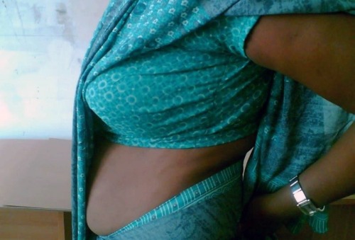 prythm:  Desi Bhabhi In Saree exposing boobs… adult photos
