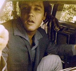 lovingelvisaaron:  Rare candid photograph of Elvis, taken by a fan.  