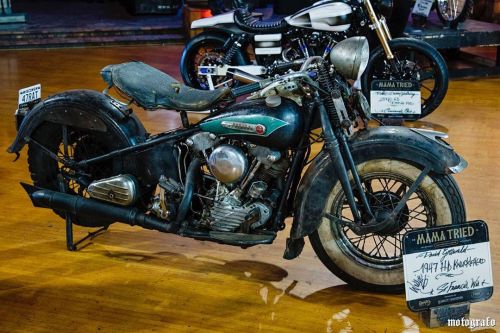 HD KNUCKLEHEAD 1947 plate with Willie G sign MAMA TRIED SHOW #mamatriedshow #milwaukee #motorcyclesh