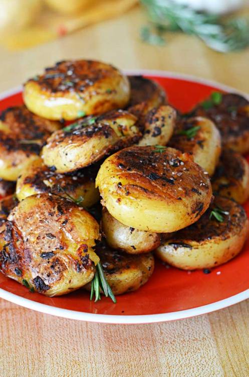 magicalfoodtime: (via Crispy-Outside Creamy-Inside Garlic Herb Potatoes | Host The Toast Blog)