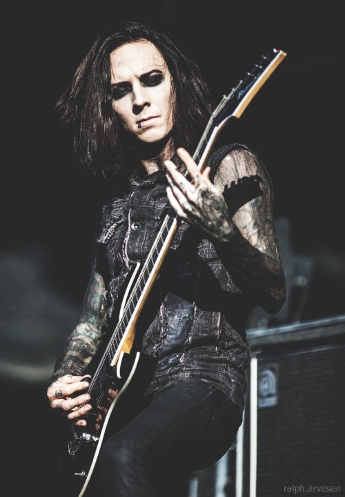 oh-hate-fuck: Motionless in White 2016 - Team Bass & Guitar The photographer credit is on pictur