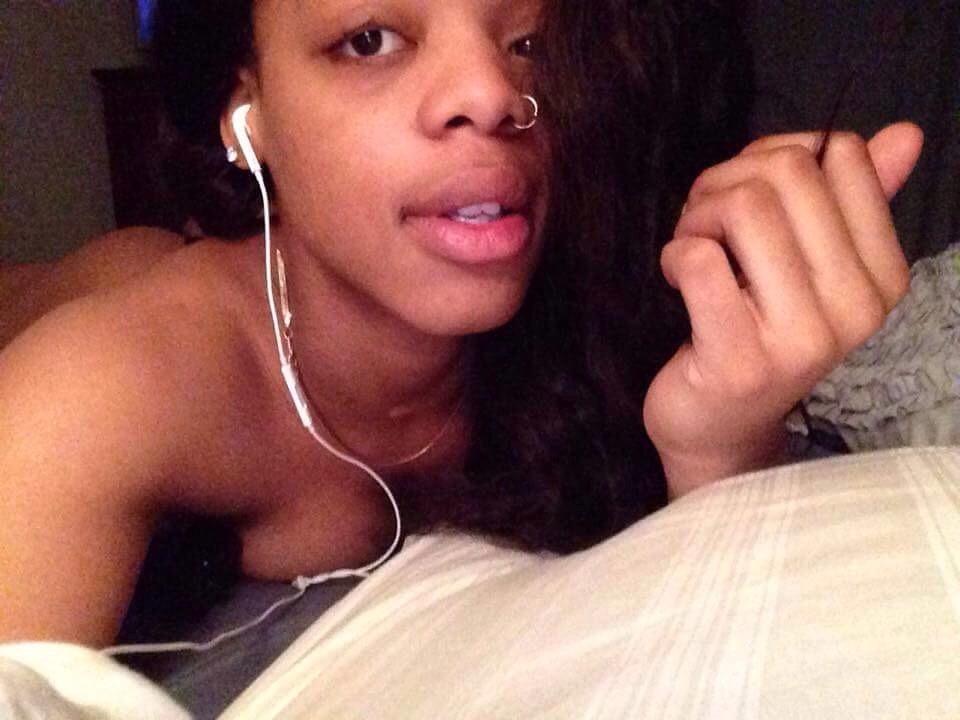jehnasiis:  💋💋💋😘I’m just chillin I want a LIL MAMA 👩‍❤️‍💋‍👩💋❤😘