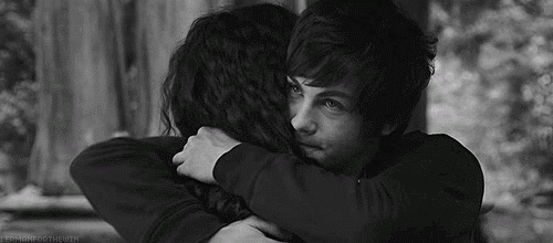 itssamyg:  infinitysmileworld:  aveces son necesarios los abrazos mas si es de alguien especial <3   Percy Jackson y su mamá<3  