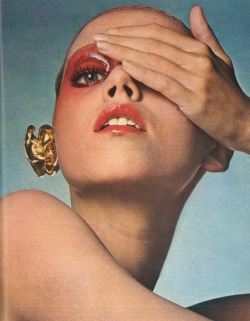 the-original-supermodels: Le Point De Vue De Vogue Par La Beauté - Vogue Paris (1971)Ingrid Boulting by Alex Chatelain