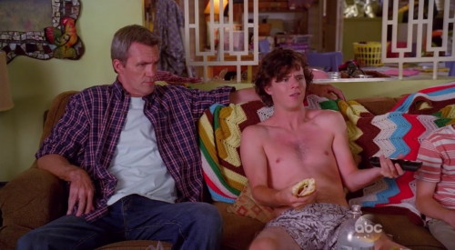 malestarsnaked:  Charlie McDermott in underwearfull post at http://malecelebsblog.com/category/charlie-mcdermott/