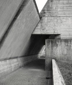 n-architektur:  Brion Family Grave, San Vito d’Altivole, Italy Carlo Scarpa, 1969-1978 Photo by schromann 