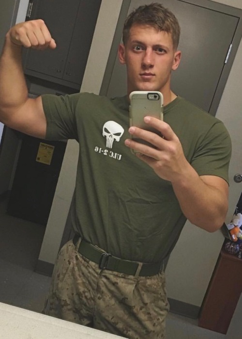 hotmenshorts: Like bulges? Follow &gt; here!
