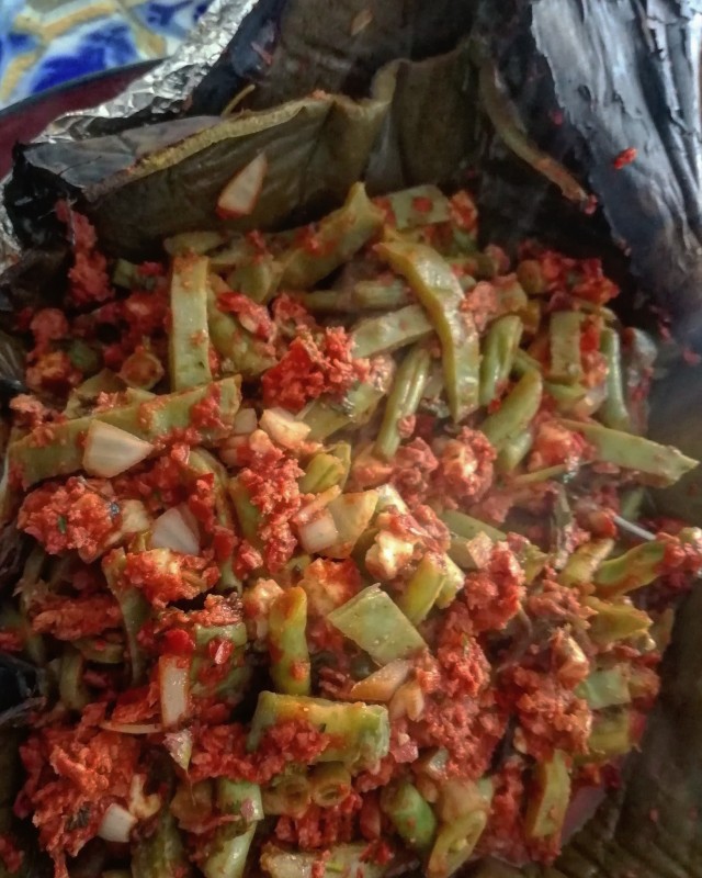 Nopales con chorizo en penca de maguey