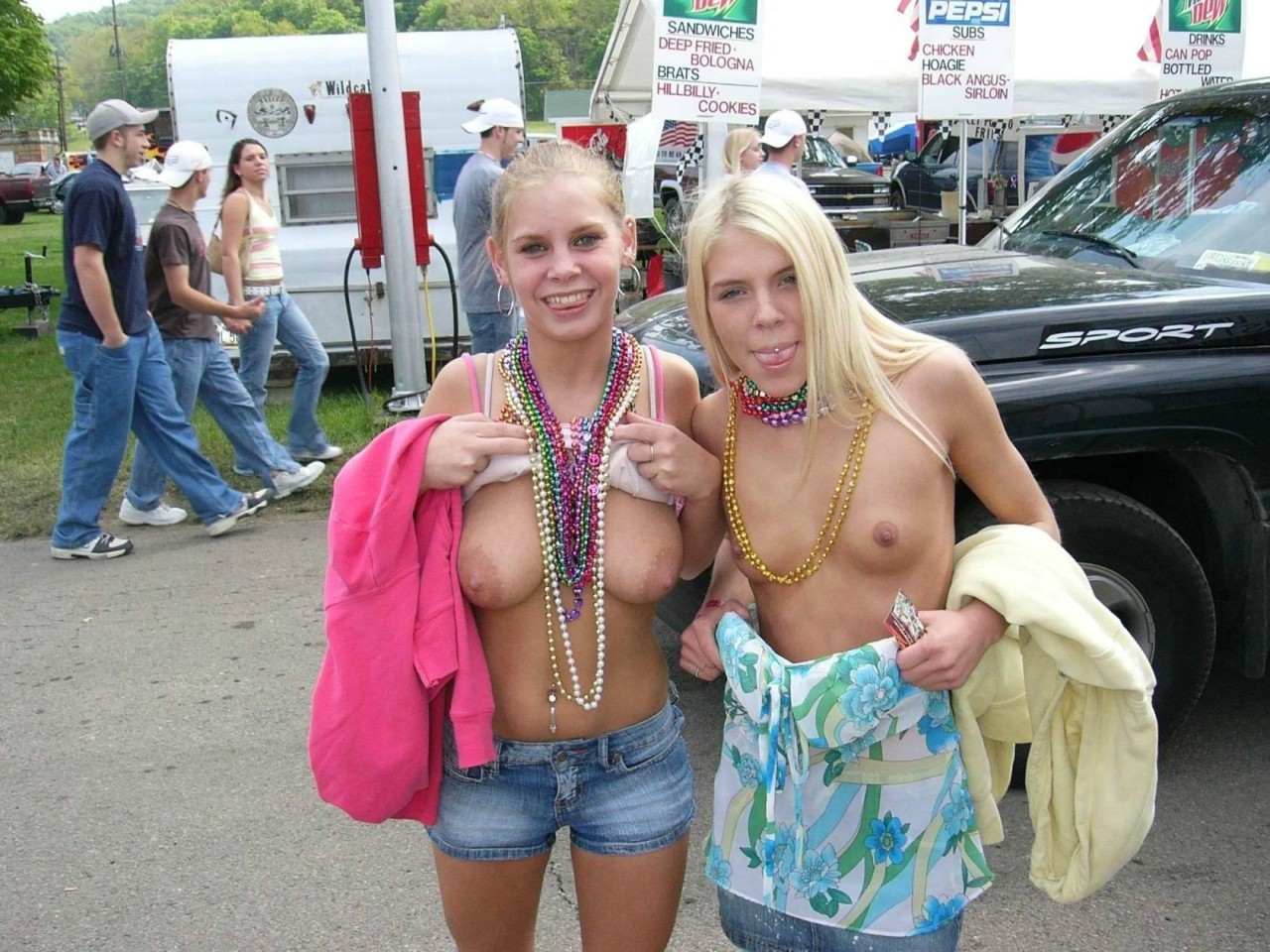 thebigchill65:  Amateur Teens Showin The Goods 
