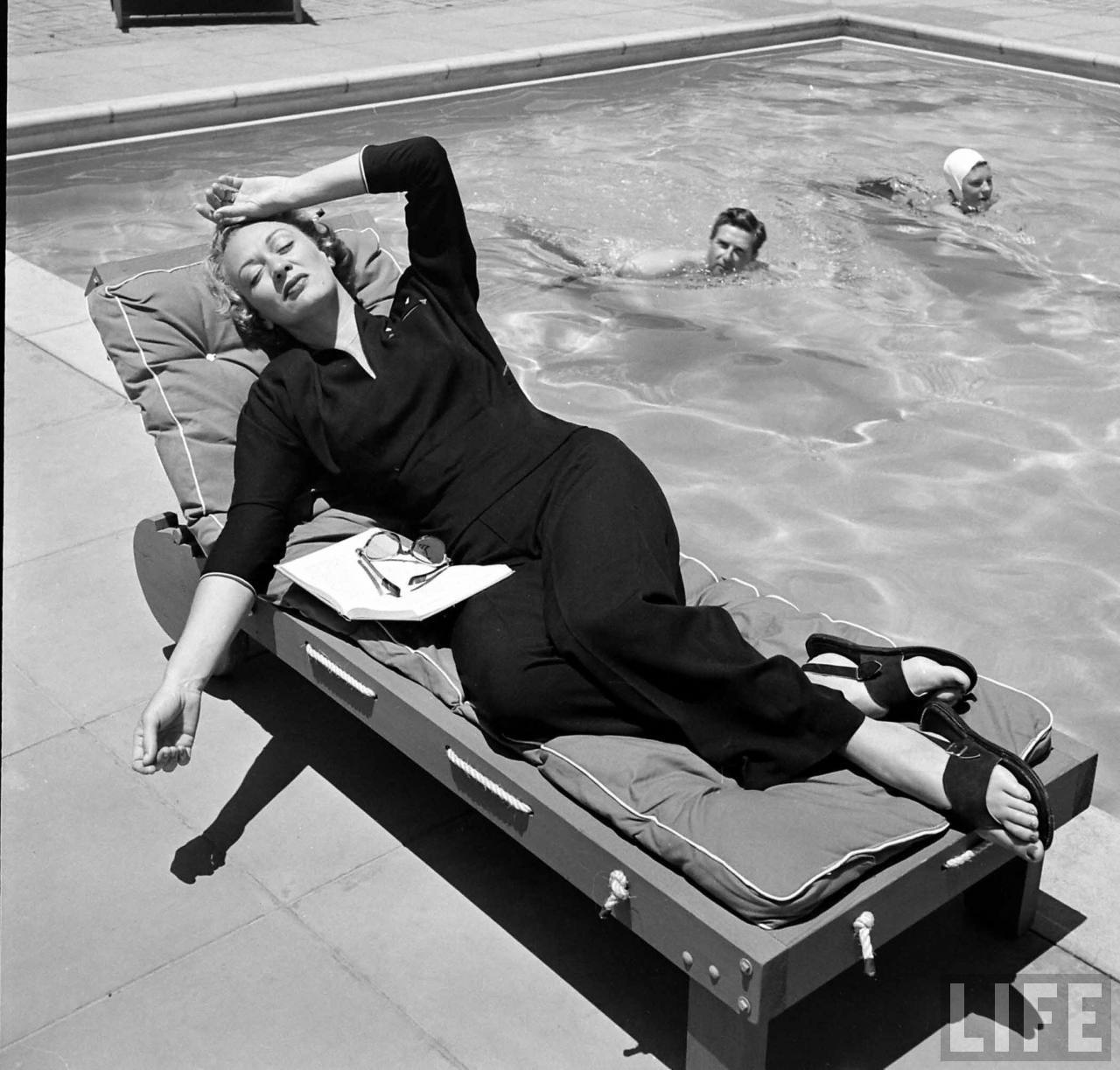 being-dramatic-by-the-pool-alfred-eisenstaedt-1949-tumblr-pics