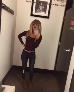 mel-bellxo:  VS dressing room selfie. ðŸ–¤