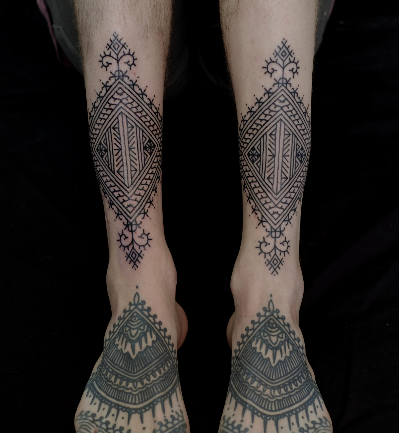 victortattoo:Feet by Guy Le Tatooer. Shins by me