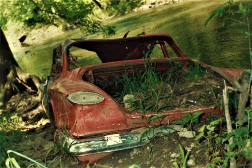 Same Valiant up close. Think maybe some cretins decided they didn’t like the car anymore and drove i