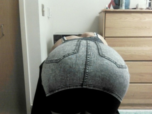 kat-snaughtyniceties:  Havent worn this skirt in a while  It hugs your ass very nice !!