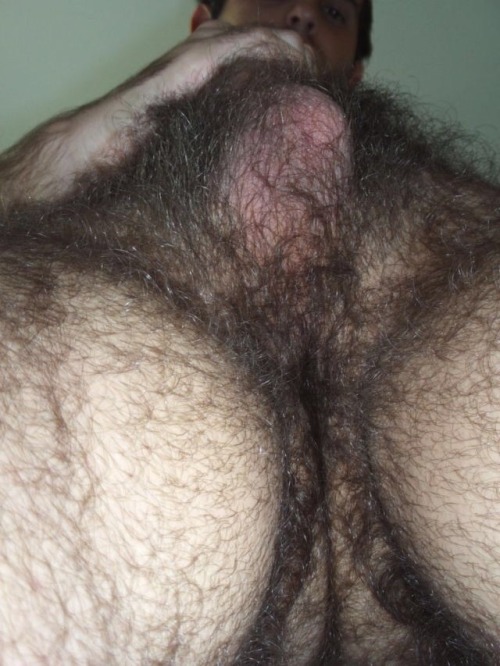 manlybush: So much thick hair under those balls. Wow. I’d love my face deep inside that furry crotc