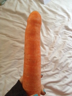 sweetflattery:  hahahahahahah penis carrot.