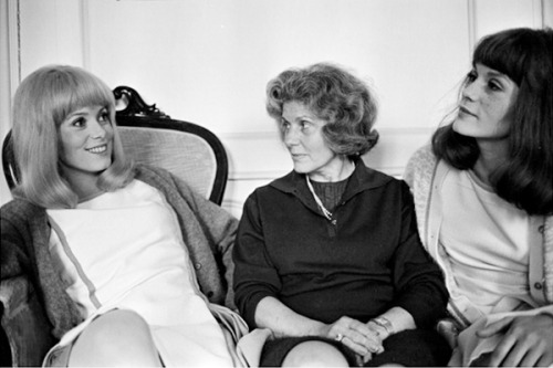 framboisedorleac: Catherine Deneuve and Françoise Dorléac with their mother Renée on the set of Les 