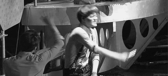 jonginssoo:  aggressive waving 