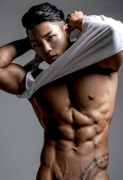 zenxyf:  【这里是亚洲肌肉男的大本营】选自韩国摄影师
