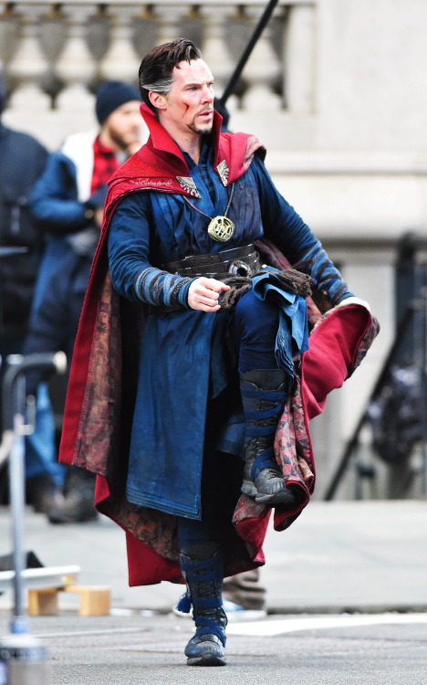 acc0latus:☐ HQ - Benedict on the set of “Doctor Strange’ in NY. (April 3nd 2016).