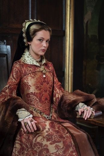 katybirdy95:Mary I inspired Tudor gown, accompanied with (what I believe to be) a Flat Hood, which w