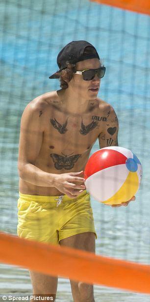 narryclass:  Harry playing beach volleyball on the Gold Coast today - 19.10.13. -