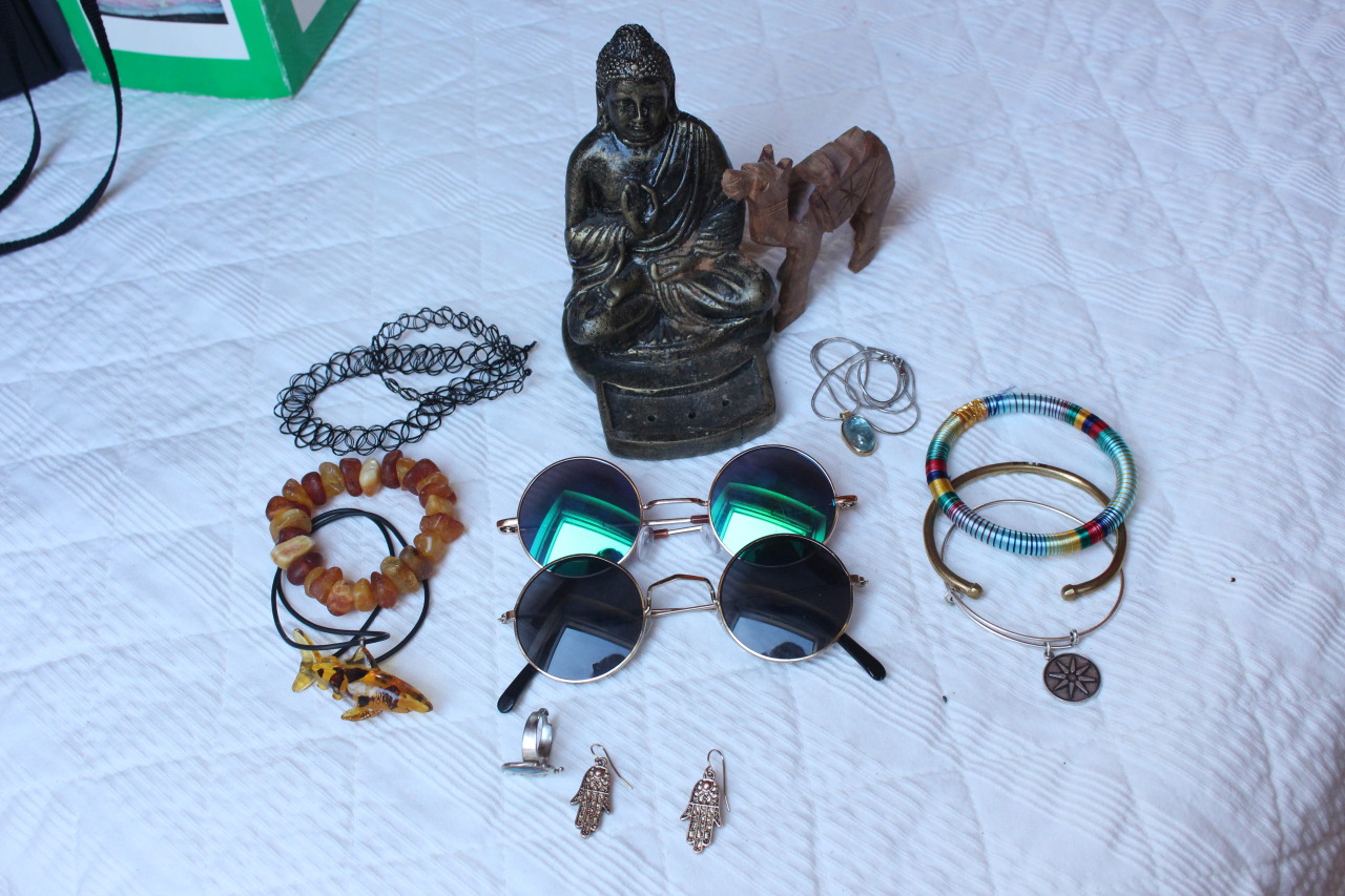 aelvea:  Aelvea and Loyial’s giveaway! To celebrate Aelvae reaching 20k followers,