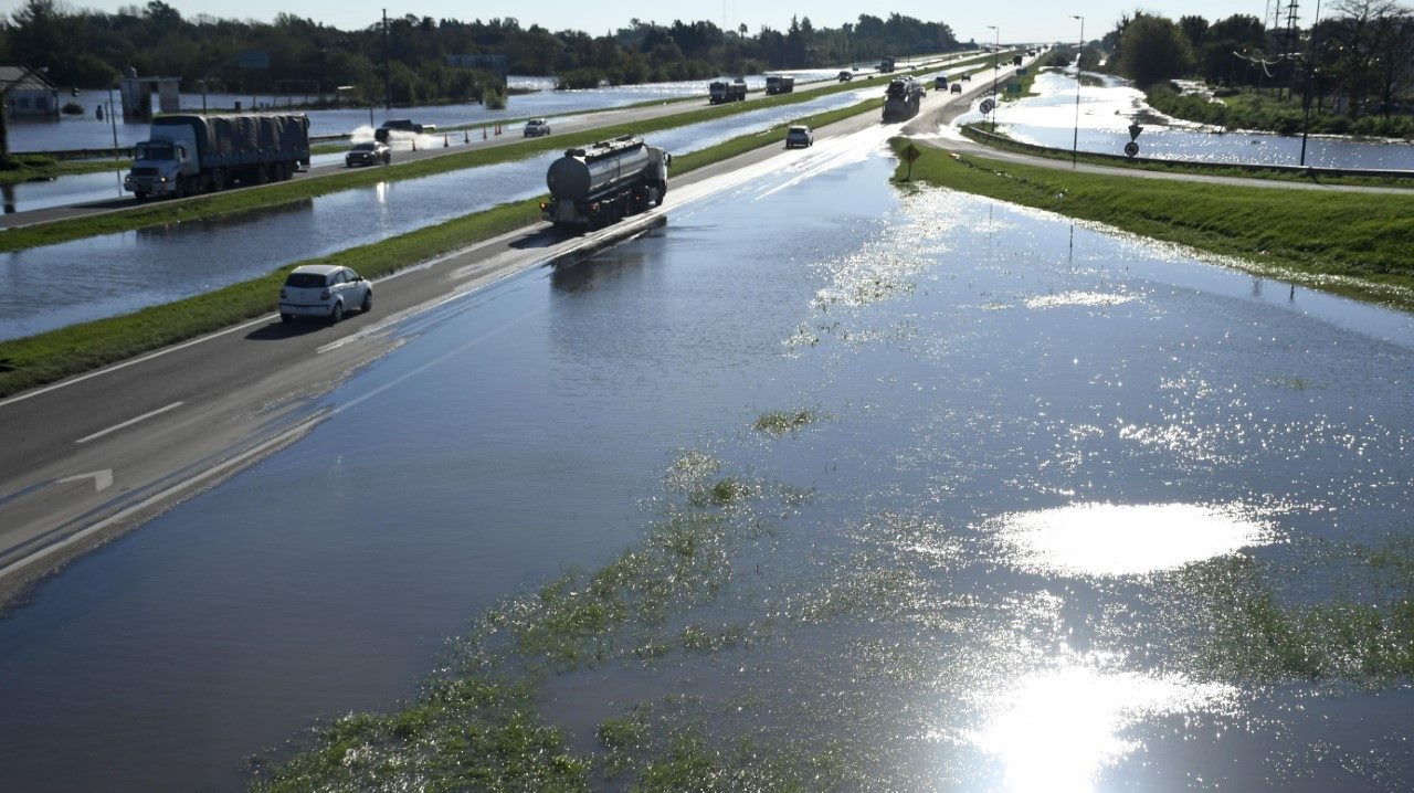 EFECTOS DEL TEMPORAL. La autopista que une las ciudades de Rosario con Buenos Aires quedó afectada, a la altura de San Nicolás, en ambas manos por las fuertes lluvias de estos días.(Juan José García)
MIRÁ TODA LA FOTOGALERÍA—>