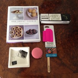 What I got in my #fancybox by #JenniferLoveHewitt #coolpopspatula #onesweetcookie #steepuptotheplate #soycrememilk #handcream #macaroon #jewelryholder #subscription