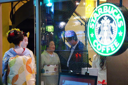 geisha-licious:maiko Kimika and Fukuteru at Starbucks by EMPTYBIDS on Flickr 