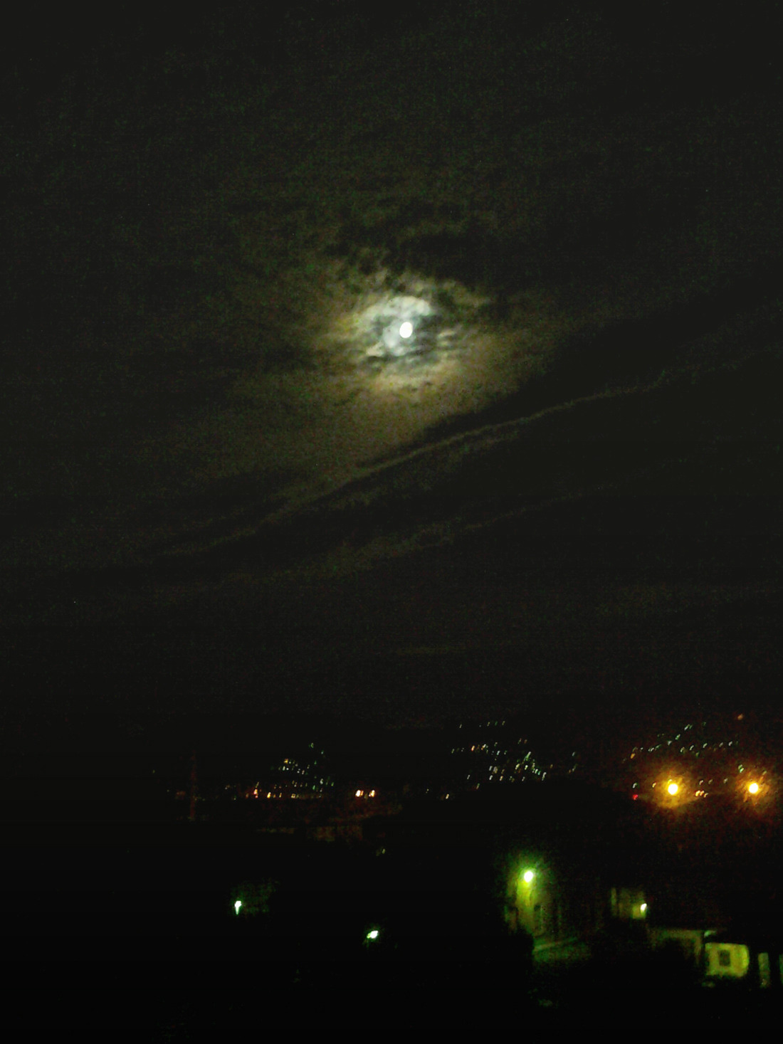 ahh I love how the moon looks tonight