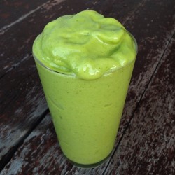 ahealthierlexie:  promotewellbeing:  I almost froze my hands off eating this! So yummy though - banana, mango, almond milk and heaps of baby spinach.  This looks so yummy like omg 